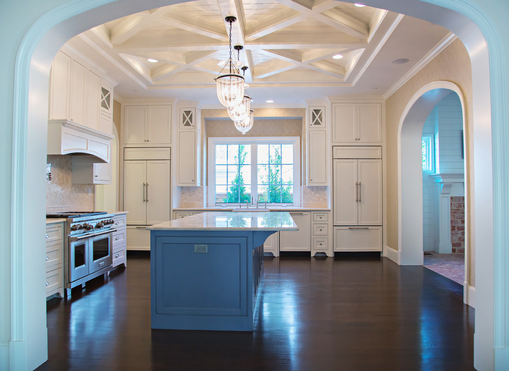 Exempel på ett avskilt, stort klassiskt u-kök, med en rustik diskho, skåp i shakerstil, vita skåp, bänkskiva i kvartsit, vitt stänkskydd, stänkskydd i mosaik, integrerade vitvaror, mörkt trägolv, en köksö och brunt golv