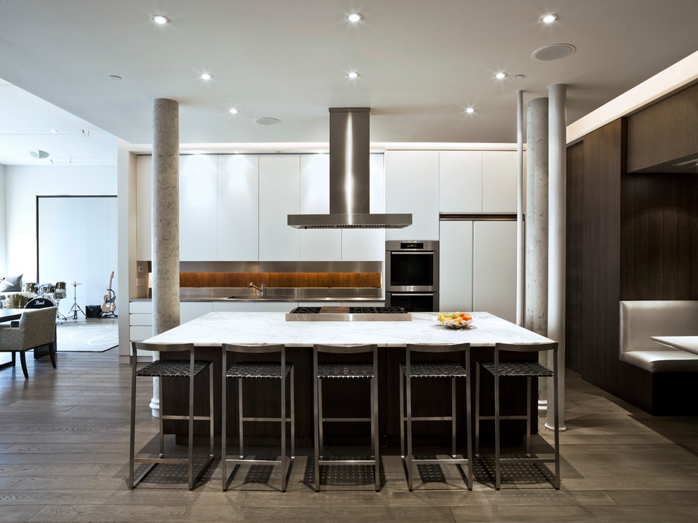 Idéer för ett stort modernt linjärt kök och matrum, med vita skåp, marmorbänkskiva, brunt stänkskydd, rostfria vitvaror, mörkt trägolv och en köksö