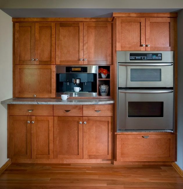 Foto de cocina actual con electrodomésticos de acero inoxidable y suelo de madera en tonos medios