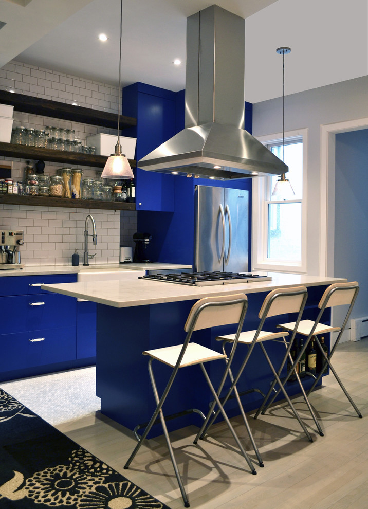 Esempio di una grande cucina moderna con lavello stile country, ante lisce, ante blu, paraspruzzi bianco, paraspruzzi con piastrelle diamantate, elettrodomestici in acciaio inossidabile, pavimento con piastrelle in ceramica, pavimento bianco e top bianco