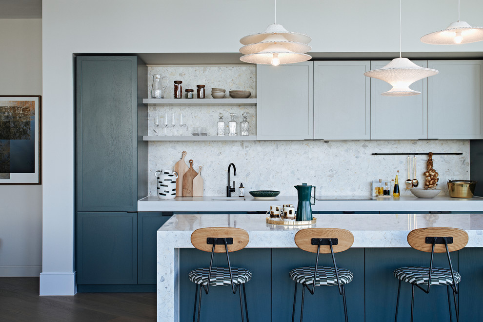 Zweizeilige Moderne Küche mit Schrankfronten im Shaker-Stil, grauen Schränken, Küchenrückwand in Grau, dunklem Holzboden, Kücheninsel, braunem Boden und grauer Arbeitsplatte in London