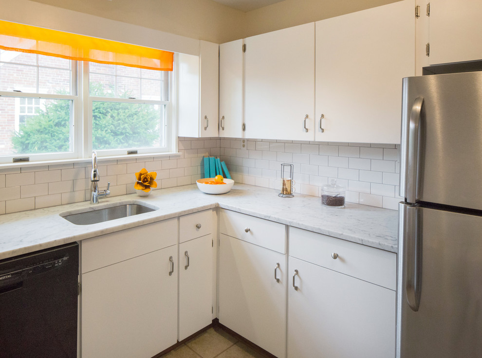 Kitchen - small transitional kitchen idea in New York