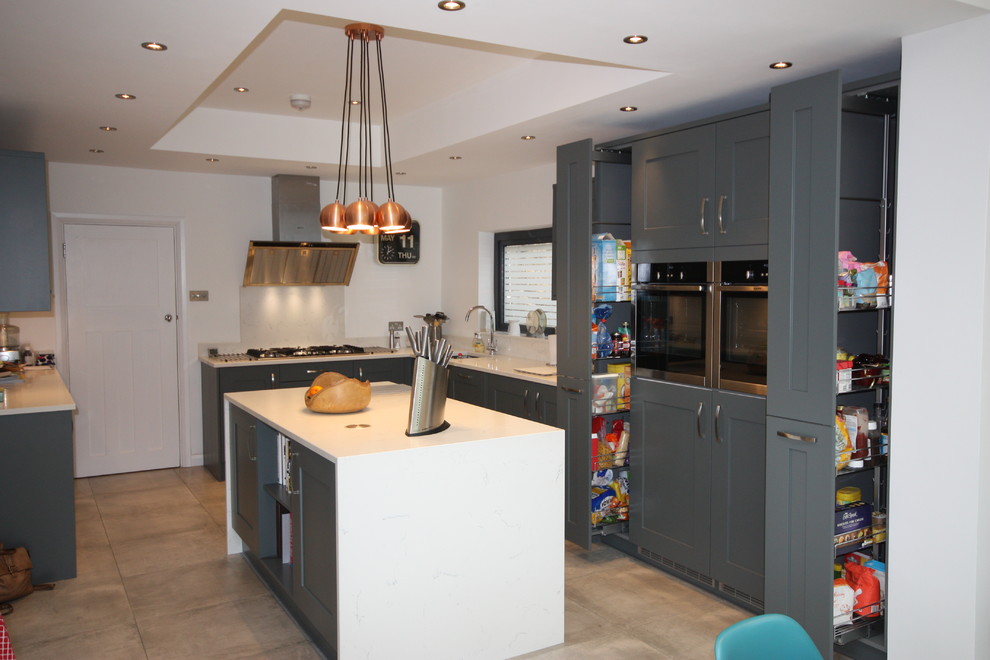 Immagine di un'ampia cucina minimal con ante in stile shaker, ante grigie, top in quarzite, elettrodomestici da incasso, pavimento in gres porcellanato e pavimento multicolore