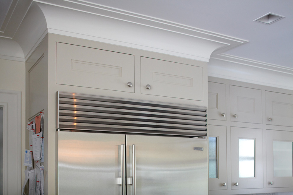 Ejemplo de cocina clásica renovada grande cerrada con puertas de armario grises y electrodomésticos de acero inoxidable
