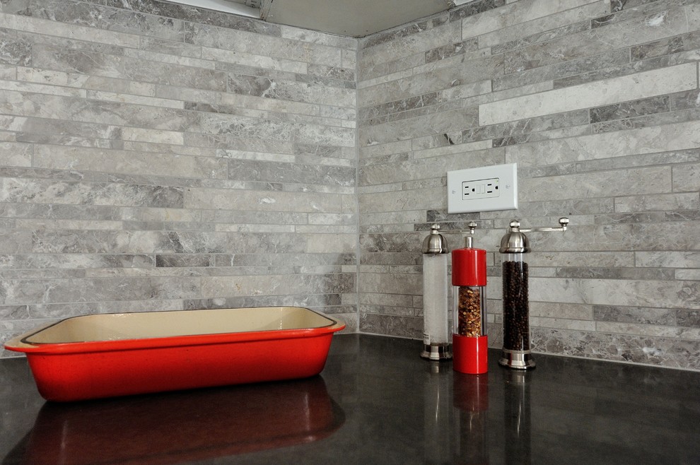 Kleines Klassisches Badezimmer mit profilierten Schrankfronten, weißen Schränken und weißer Wandfarbe in New York