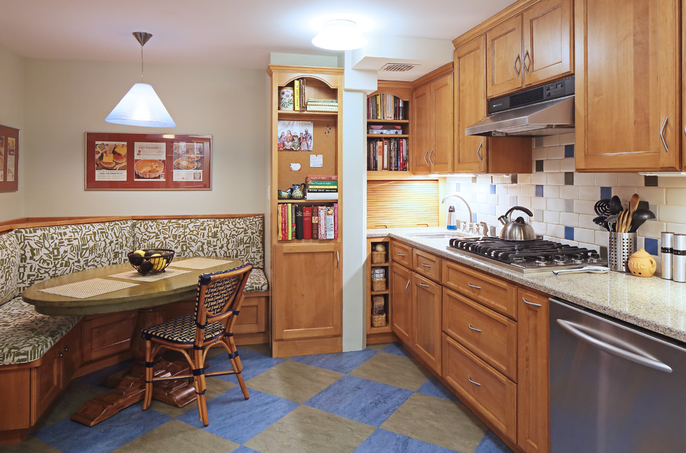 Foto på ett stort eklektiskt kök, med en undermonterad diskho, luckor med infälld panel, skåp i mellenmörkt trä, bänkskiva i kvarts, flerfärgad stänkskydd, stänkskydd i keramik, rostfria vitvaror och linoleumgolv