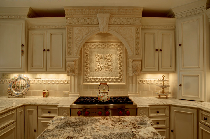 Foto di una grande cucina classica con ante con riquadro incassato, ante bianche, top in marmo, paraspruzzi beige, paraspruzzi con piastrelle in ceramica, elettrodomestici in acciaio inossidabile, pavimento beige e top bianco