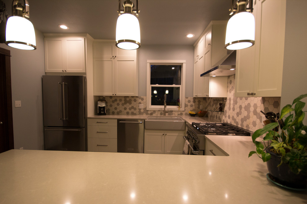 Exempel på ett mellanstort amerikanskt kök, med en rustik diskho, skåp i shakerstil, vita skåp, bänkskiva i kvarts, grått stänkskydd, stänkskydd i keramik, rostfria vitvaror och betonggolv