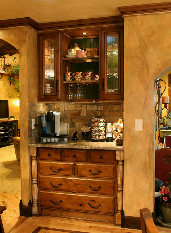 Mittelgroße, Zweizeilige Urige Küche mit Glasfronten, braunen Schränken, Granit-Arbeitsplatte, bunter Rückwand, Rückwand aus Steinfliesen und Halbinsel in Denver