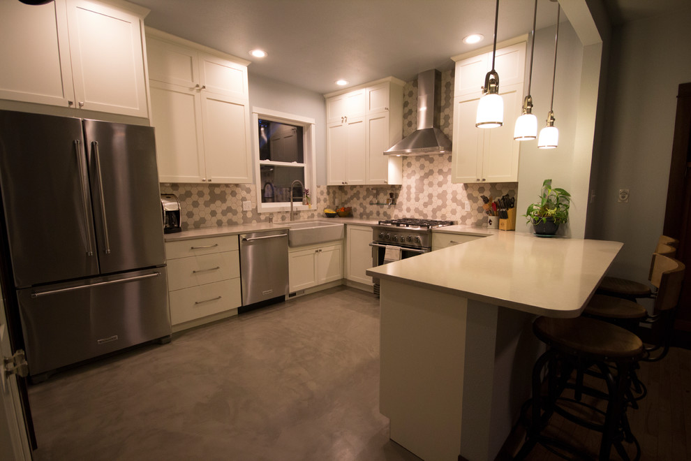 Exempel på ett mellanstort klassiskt kök, med en rustik diskho, skåp i shakerstil, vita skåp, bänkskiva i kvarts, grått stänkskydd, stänkskydd i keramik, rostfria vitvaror, betonggolv och grått golv