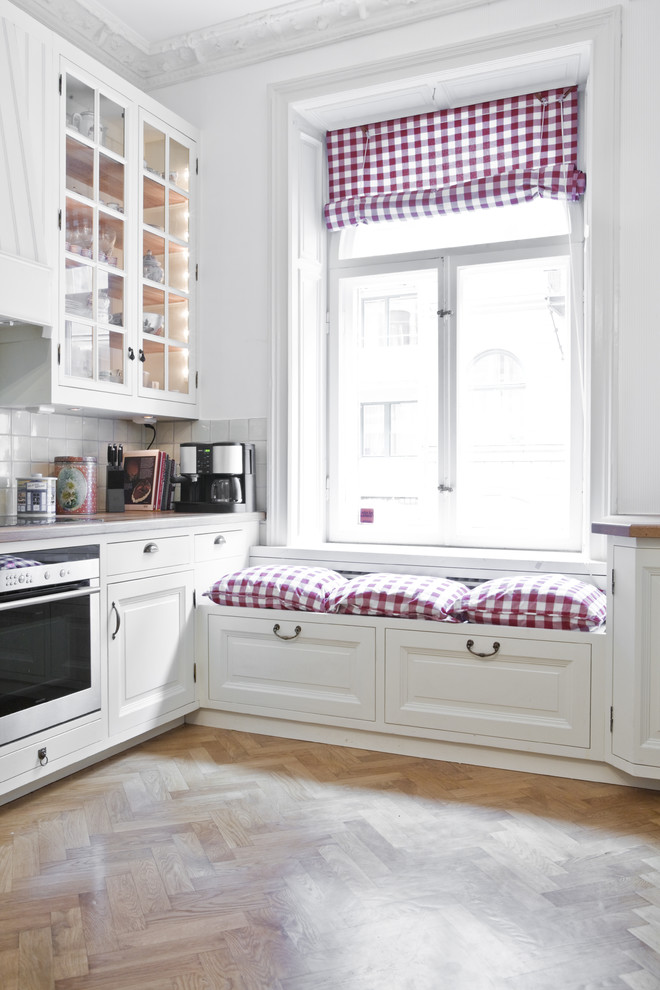 Inspiration for a classic kitchen in Stockholm.