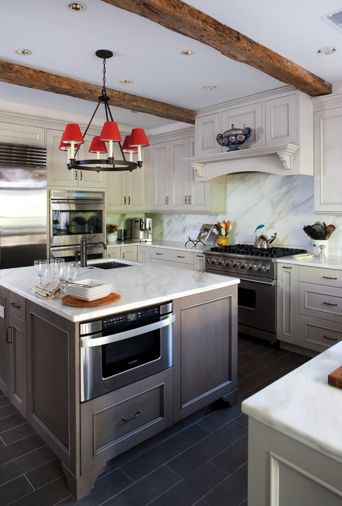 ワシントンD.C.にあるトラディショナルスタイルのおしゃれなキッチン (大理石カウンター、シルバーの調理設備、大理石のキッチンパネル) の写真
