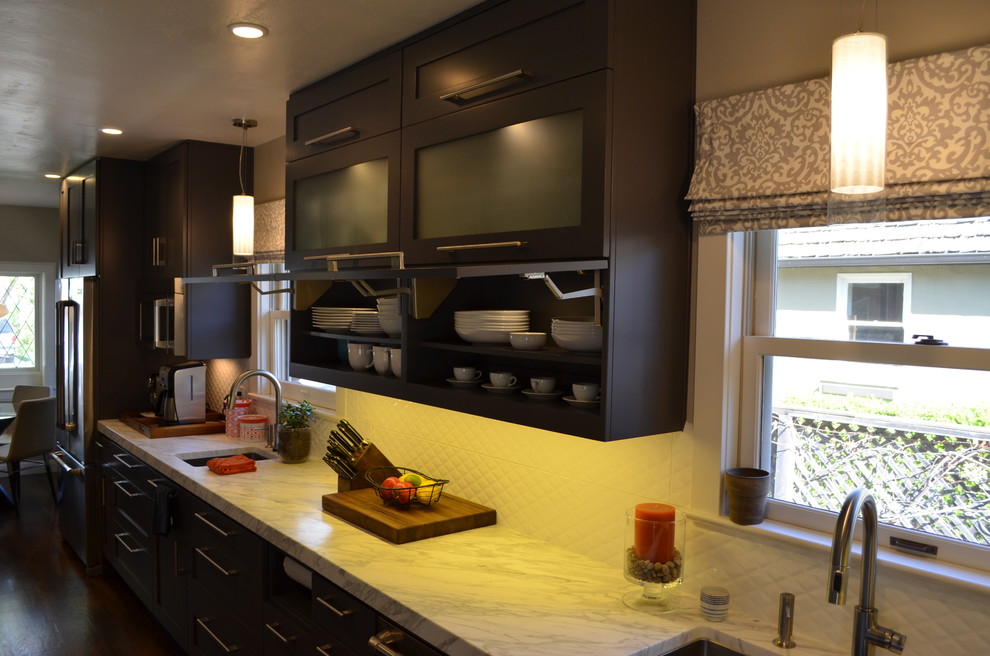 Große Moderne Küche ohne Insel mit Unterbauwaschbecken, Schrankfronten im Shaker-Stil, grauen Schränken, Marmor-Arbeitsplatte, bunter Rückwand, Rückwand aus Glasfliesen, Küchengeräten aus Edelstahl und dunklem Holzboden in Sacramento