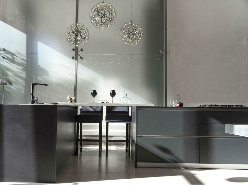 Foto di una grande cucina minimalista chiusa con lavello da incasso, ante lisce, ante nere, top in granito, elettrodomestici in acciaio inossidabile, pavimento in gres porcellanato, pavimento beige e top nero