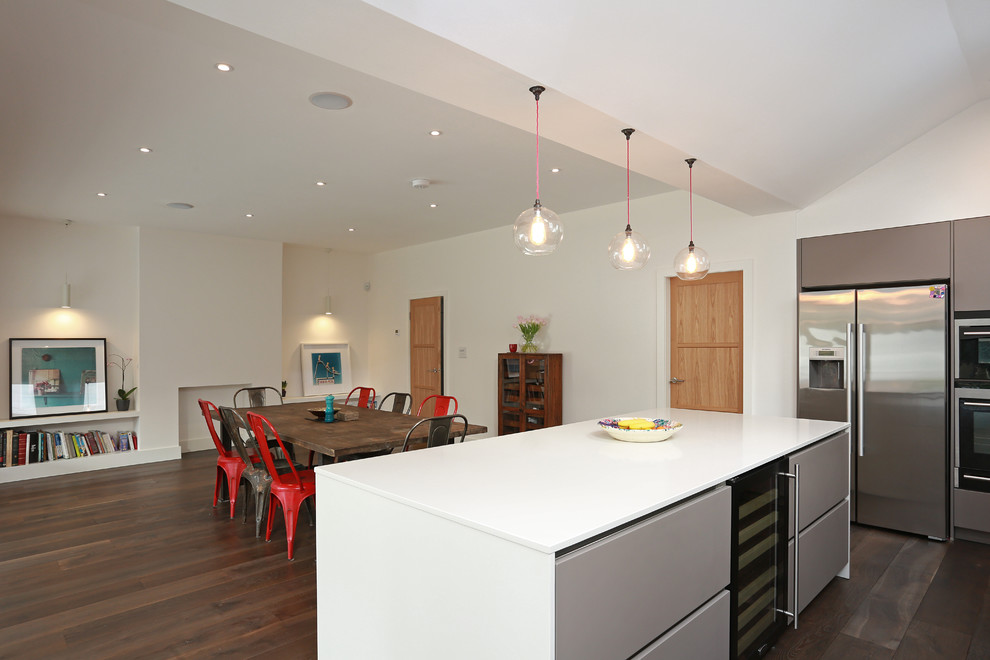 На фото: кухня в стиле модернизм с столешницей из кварцевого агломерата, фартуком из керамической плитки и островом с