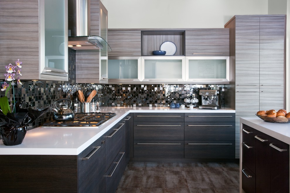 Mittelgroße Moderne Küche in L-Form mit flächenbündigen Schrankfronten, grauen Schränken, Küchenrückwand in Grün, Keramikboden und Kücheninsel in Houston