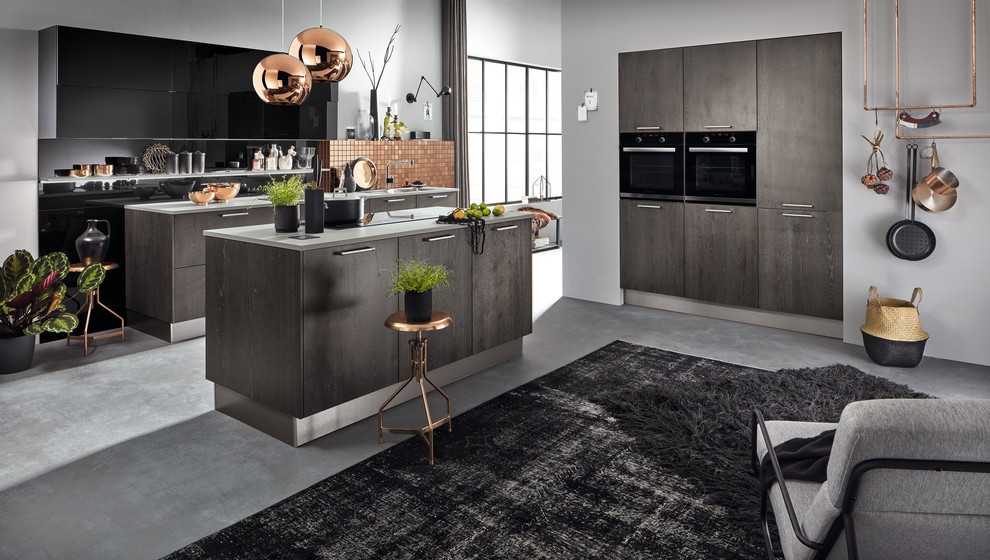 Immagine di un cucina con isola centrale design con ante lisce, ante grigie e pavimento grigio