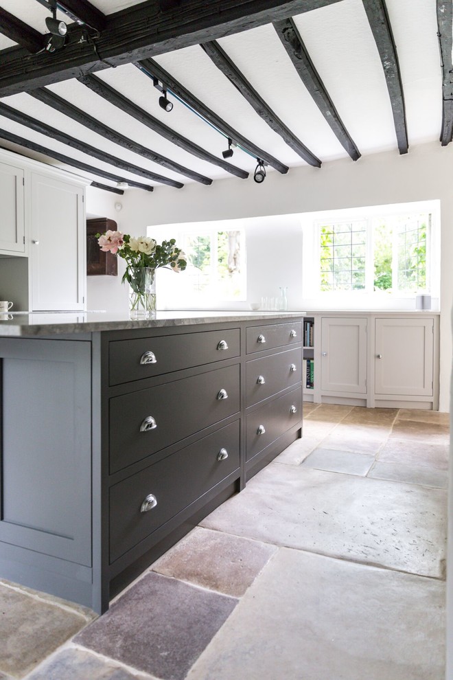 Inspiration for a country kitchen remodel in Oxfordshire