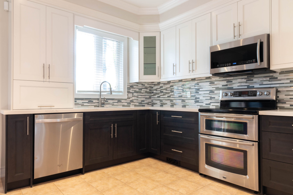 Example of a mid-sized trendy u-shaped ceramic tile and beige floor eat-in kitchen design in Toronto with an undermount sink, shaker cabinets, white cabinets, quartz countertops, multicolored backsplash, glass sheet backsplash, stainless steel appliances, no island and white countertops