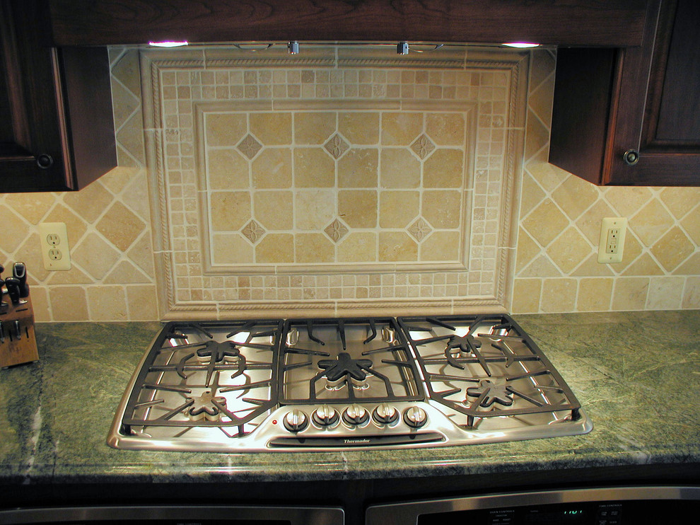 Idéer för att renovera ett vintage kök, med luckor med upphöjd panel, skåp i mörkt trä, granitbänkskiva, gult stänkskydd, stänkskydd i stenkakel och rostfria vitvaror