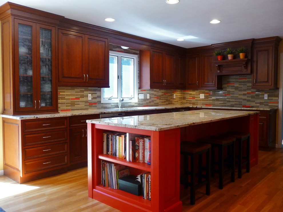 Exempel på ett mellanstort klassiskt kök, med en undermonterad diskho, luckor med upphöjd panel, skåp i mellenmörkt trä, granitbänkskiva, flerfärgad stänkskydd, stänkskydd i glaskakel, rostfria vitvaror, mellanmörkt trägolv och en köksö