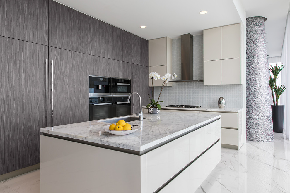 Idéer för ett modernt vit l-kök, med en undermonterad diskho, släta luckor, grå skåp, vitt stänkskydd, stänkskydd i mosaik, en köksö och vitt golv