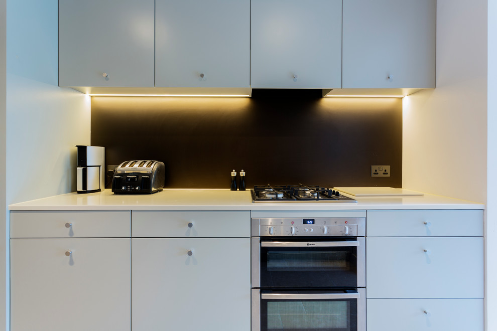 Idee per una cucina parallela scandinava di medie dimensioni con ante bianche, pavimento con piastrelle in ceramica, ante lisce, paraspruzzi nero e nessuna isola