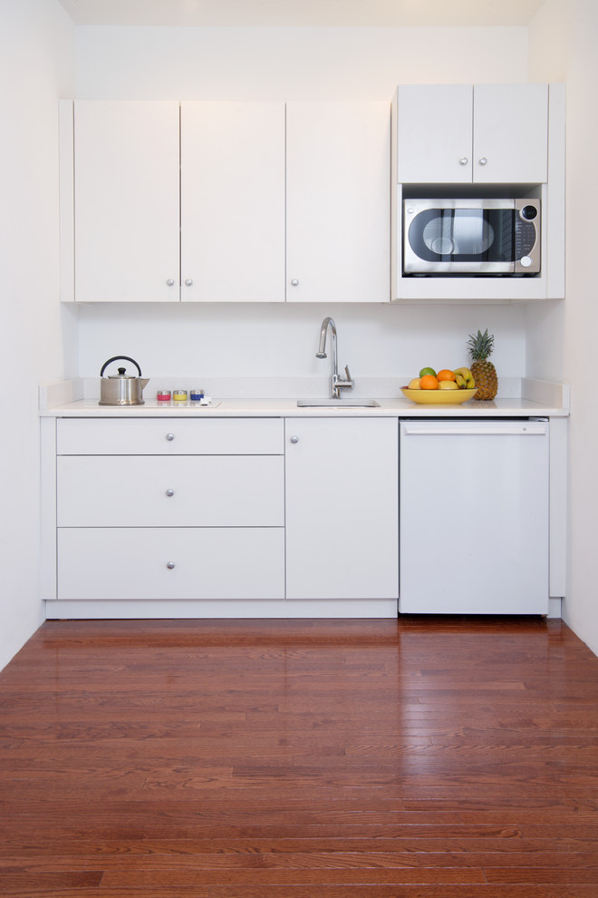 Einzeilige Moderne Küche mit Unterbauwaschbecken, flächenbündigen Schrankfronten, weißen Schränken und weißen Elektrogeräten in Washington, D.C.