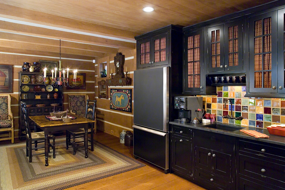Inspiration för mellanstora rustika kök, med svarta skåp, flerfärgad stänkskydd, integrerade vitvaror, en enkel diskho, luckor med upphöjd panel, stänkskydd i keramik, mellanmörkt trägolv och brunt golv