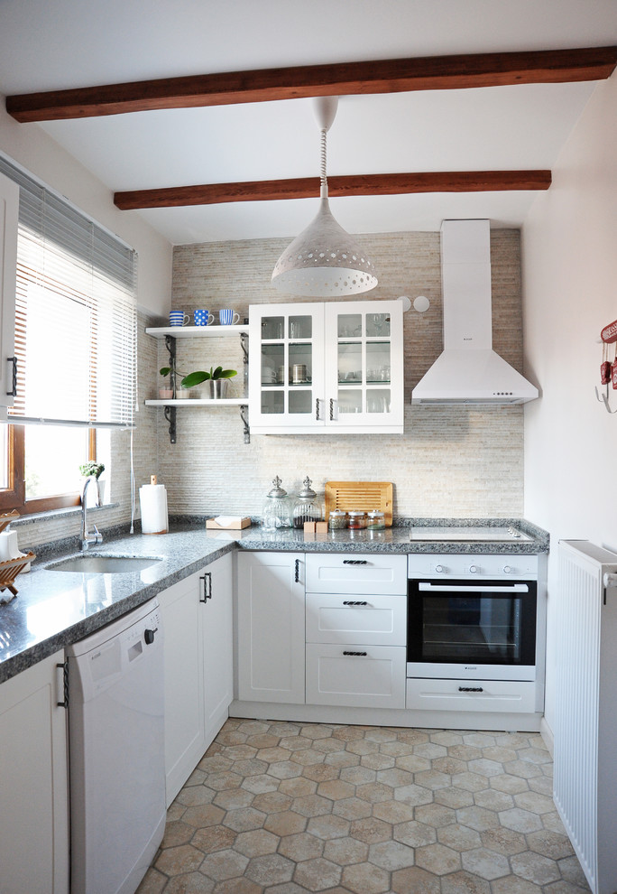 Свежая идея для дизайна: угловая кухня в скандинавском стиле с врезной мойкой, фасадами в стиле шейкер, белыми фасадами, бежевым фартуком и белой техникой без острова - отличное фото интерьера