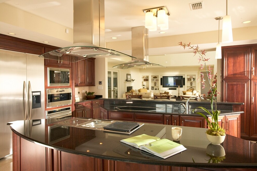 Cette image montre une cuisine minimaliste en bois brun avec un placard avec porte à panneau surélevé et un électroménager en acier inoxydable.