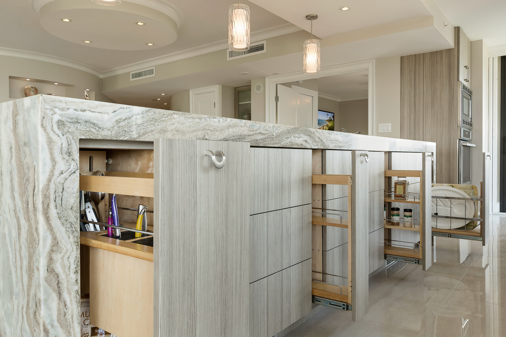 Esempio di una cucina design con lavello sottopiano, ante lisce, ante grigie, top in marmo, paraspruzzi multicolore e elettrodomestici in acciaio inossidabile