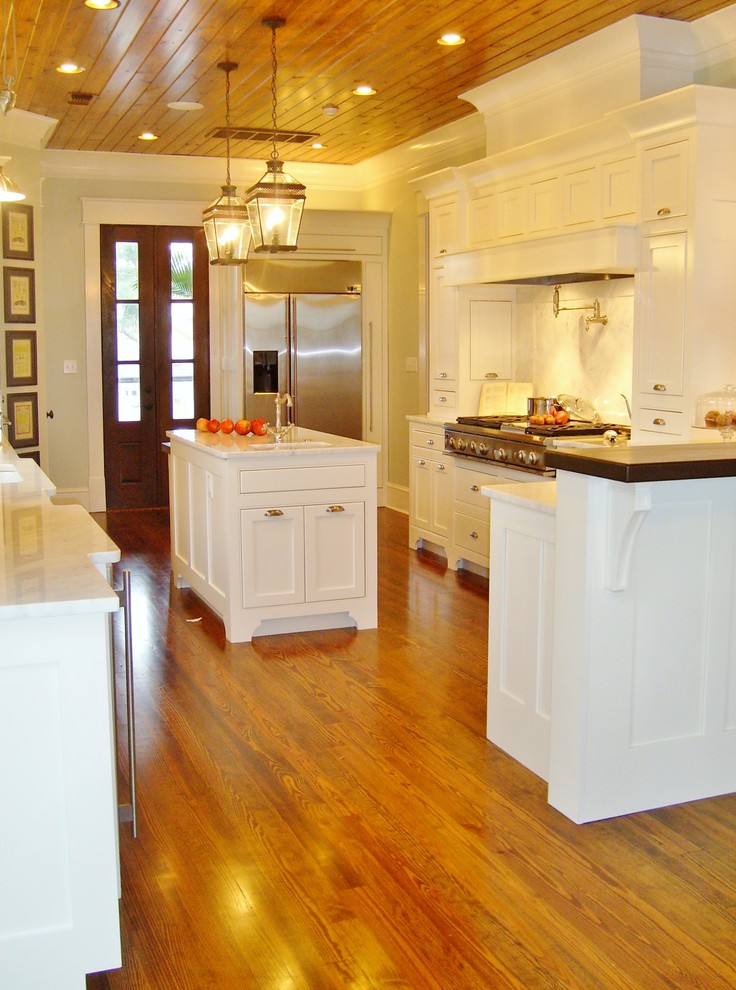 Bild på ett maritimt kök och matrum, med vita skåp