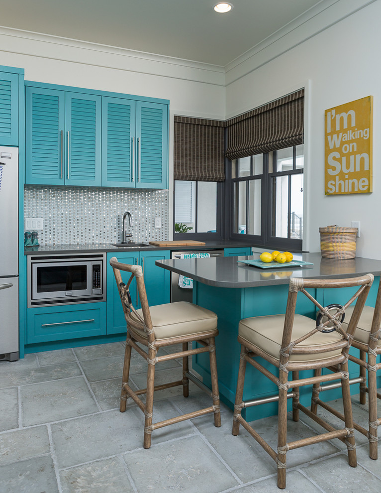 Bild på ett mellanstort maritimt kök, med blå skåp, rostfria vitvaror, betonggolv, en enkel diskho, skåp i shakerstil, bänkskiva i koppar, en köksö och stänkskydd med metallisk yta