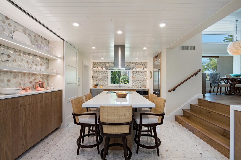 Exempel på ett exotiskt vit vitt kök, med släta luckor, skåp i mellenmörkt trä, flerfärgad stänkskydd, rostfria vitvaror, terrazzogolv, en köksö och flerfärgat golv