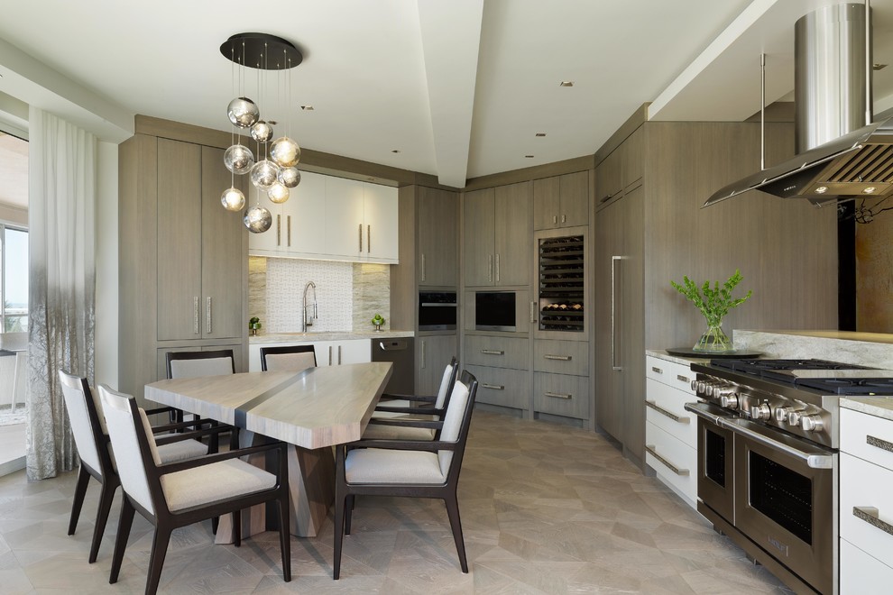 Moderne Wohnküche mit flächenbündigen Schrankfronten, weißen Schränken, Küchenrückwand in Weiß, Küchengeräten aus Edelstahl, beigem Boden und grauer Arbeitsplatte in Miami