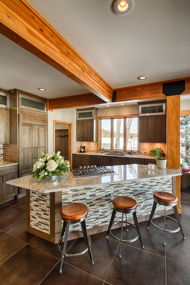 Immagine di una cucina abitabile stile rurale con ante in stile shaker, top in granito, paraspruzzi multicolore, paraspruzzi con piastrelle di vetro e elettrodomestici da incasso