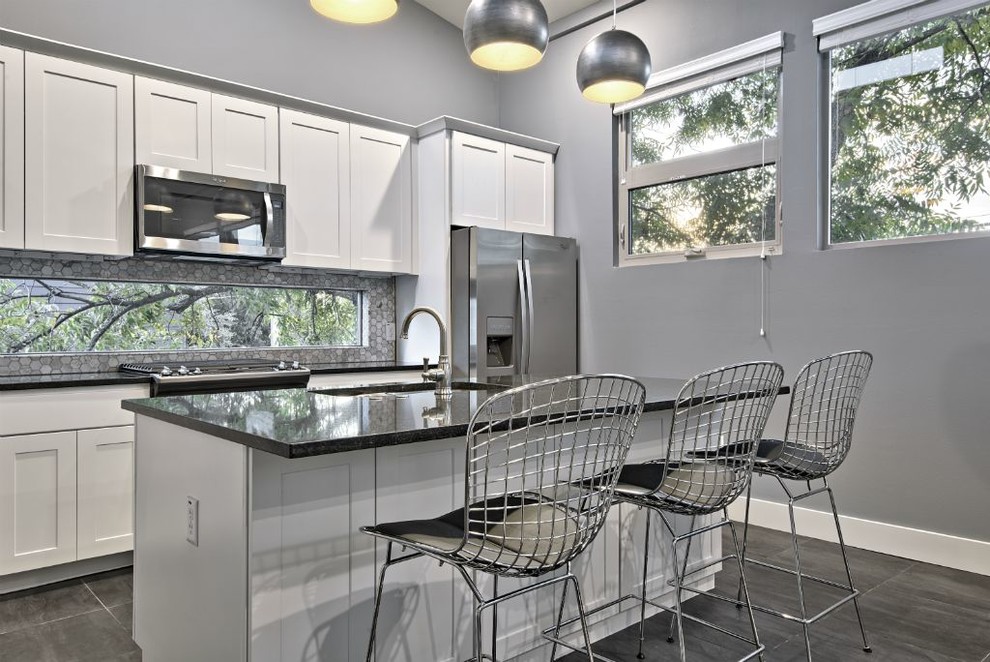 Zweizeilige, Kleine Moderne Wohnküche mit Kücheninsel in Austin