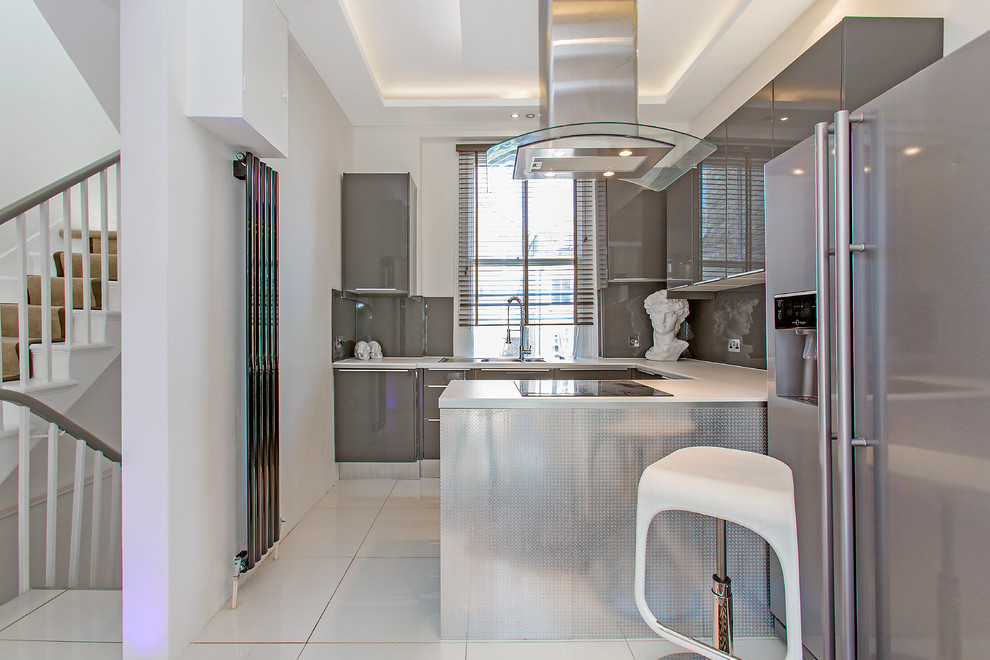 Ispirazione per una piccola cucina contemporanea con top in quarzite, paraspruzzi grigio e pavimento bianco