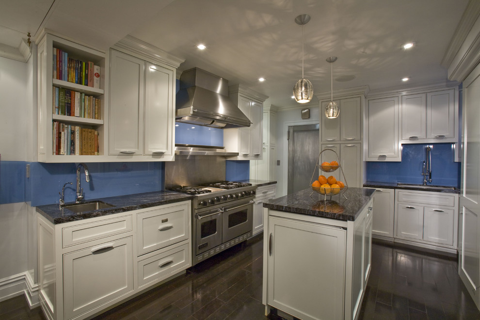ニューヨークにある中くらいなコンテンポラリースタイルのおしゃれなキッチン (ガラス板のキッチンパネル、シルバーの調理設備、アンダーカウンターシンク、青いキッチンパネル、シェーカースタイル扉のキャビネット、白いキャビネット、御影石カウンター) の写真