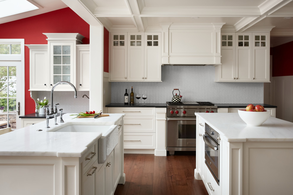 フィラデルフィアにある高級な広いトランジショナルスタイルのおしゃれなキッチン (エプロンフロントシンク、落し込みパネル扉のキャビネット、白いキャビネット、珪岩カウンター、白いキッチンパネル、セラミックタイルのキッチンパネル、シルバーの調理設備、無垢フローリング、茶色い床、白いキッチンカウンター、格子天井) の写真