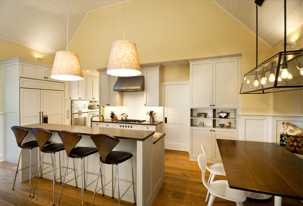 На фото: кухня в стиле неоклассика (современная классика) с фасадами с утопленной филенкой и белыми фасадами