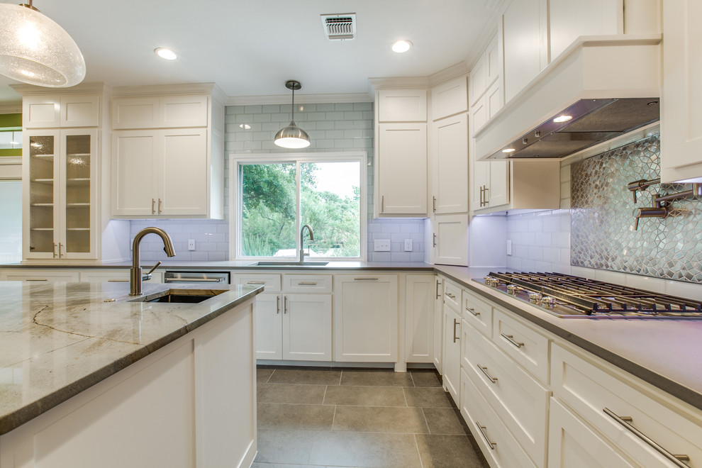 Exempel på ett stort modernt kök, med en undermonterad diskho, skåp i shakerstil, vita skåp, marmorbänkskiva, vitt stänkskydd, stänkskydd i glaskakel, rostfria vitvaror, klinkergolv i porslin, en köksö och beiget golv