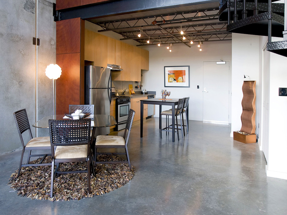 Bild på ett mellanstort industriellt linjärt kök och matrum, med släta luckor, skåp i mellenmörkt trä, rostfria vitvaror, en undermonterad diskho, bänkskiva i betong, betonggolv och grått golv