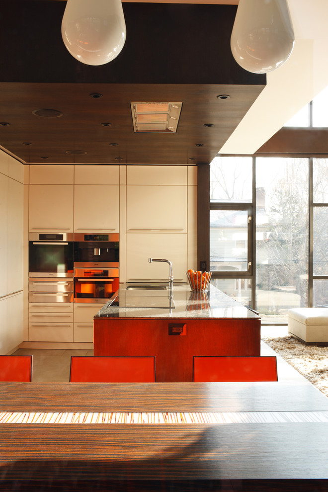 Esempio di una cucina ad ambiente unico moderna con elettrodomestici in acciaio inossidabile, lavello sottopiano, ante lisce e ante bianche