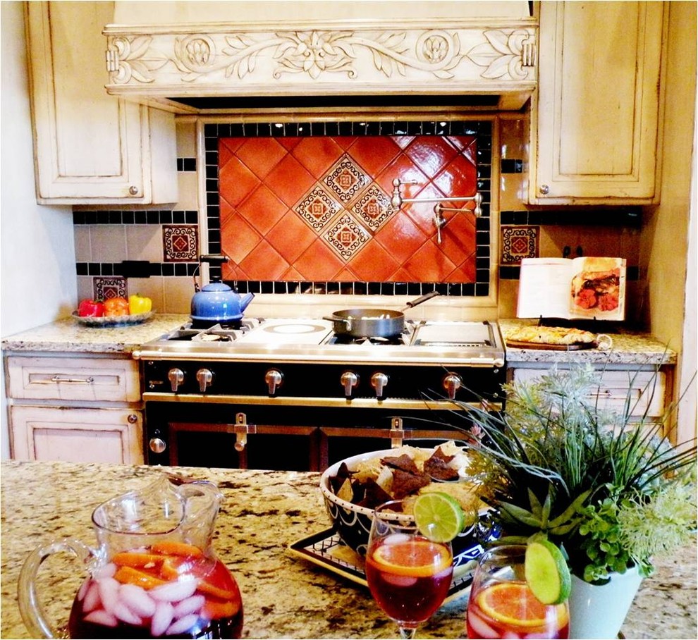 Inredning av ett klassiskt mellanstort linjärt kök med öppen planlösning, med luckor med infälld panel, beige skåp, granitbänkskiva, orange stänkskydd, stänkskydd i keramik, en köksö och svarta vitvaror