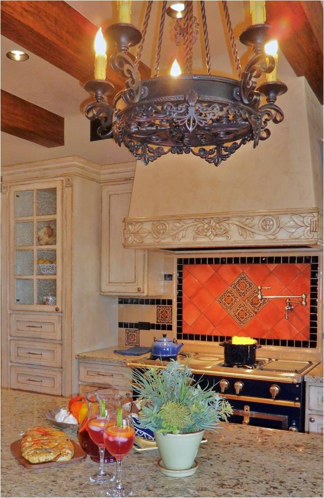 Immagine di una cucina tradizionale di medie dimensioni con ante beige, top in granito, paraspruzzi arancione, paraspruzzi con piastrelle in ceramica, ante con riquadro incassato e elettrodomestici colorati