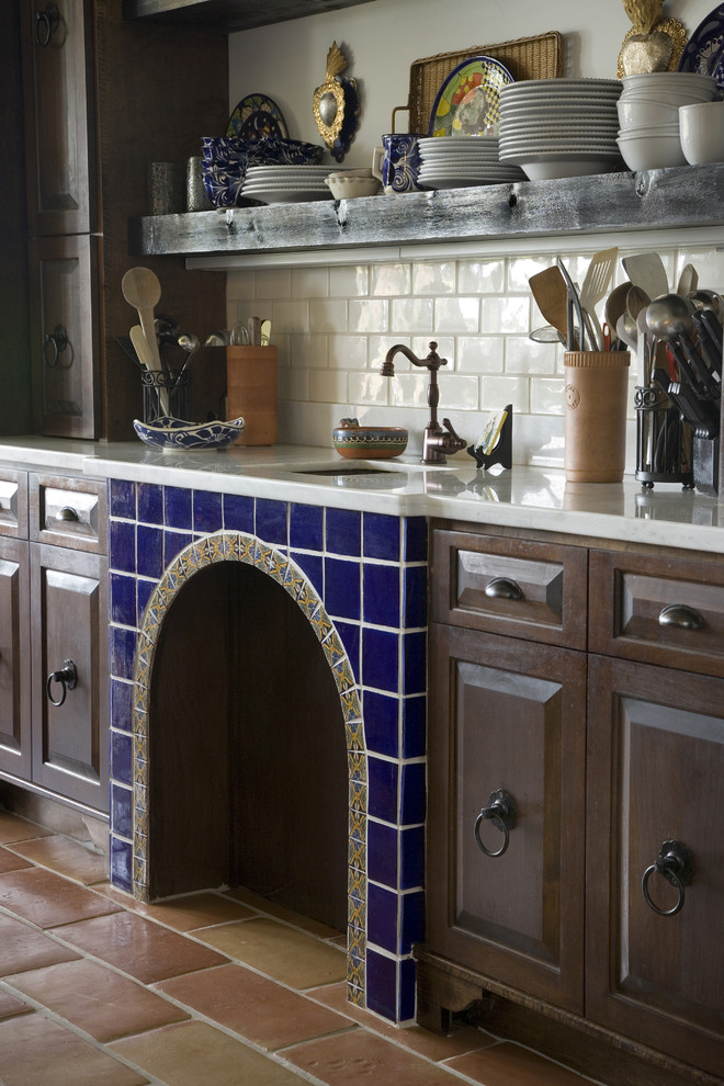 Diseño de cocina mediterránea de obra con fregadero bajoencimera, armarios abiertos, puertas de armario de madera en tonos medios, salpicadero blanco y salpicadero de azulejos tipo metro