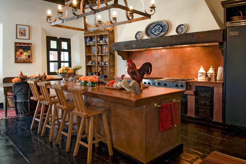 Пример оригинального дизайна: угловая кухня-гостиная среднего размера в классическом стиле с фасадами с выступающей филенкой, черными фасадами, оранжевым фартуком, черной техникой и островом