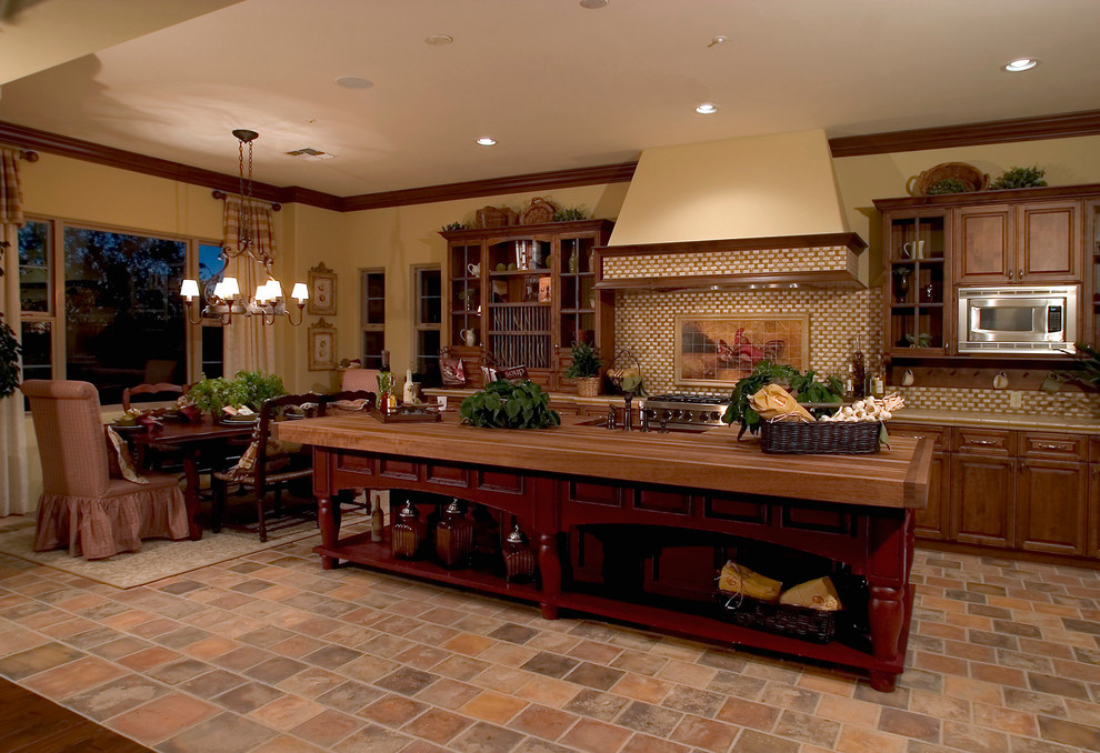 Inredning av ett klassiskt linjärt kök med öppen planlösning, med en rustik diskho, luckor med infälld panel, skåp i mörkt trä, flerfärgad stänkskydd och rostfria vitvaror